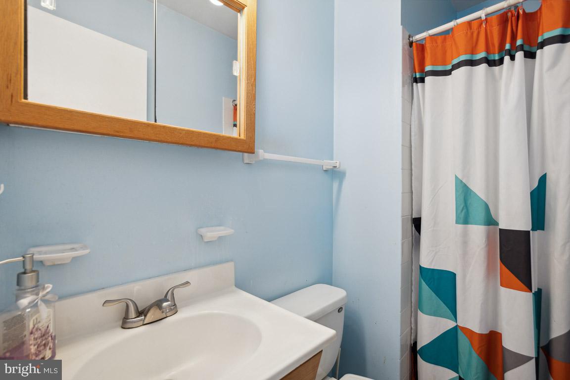 13639 Stepney Lane Chantilly, VA 20151 - Photo 16 of 33 Primary Full Bathroom