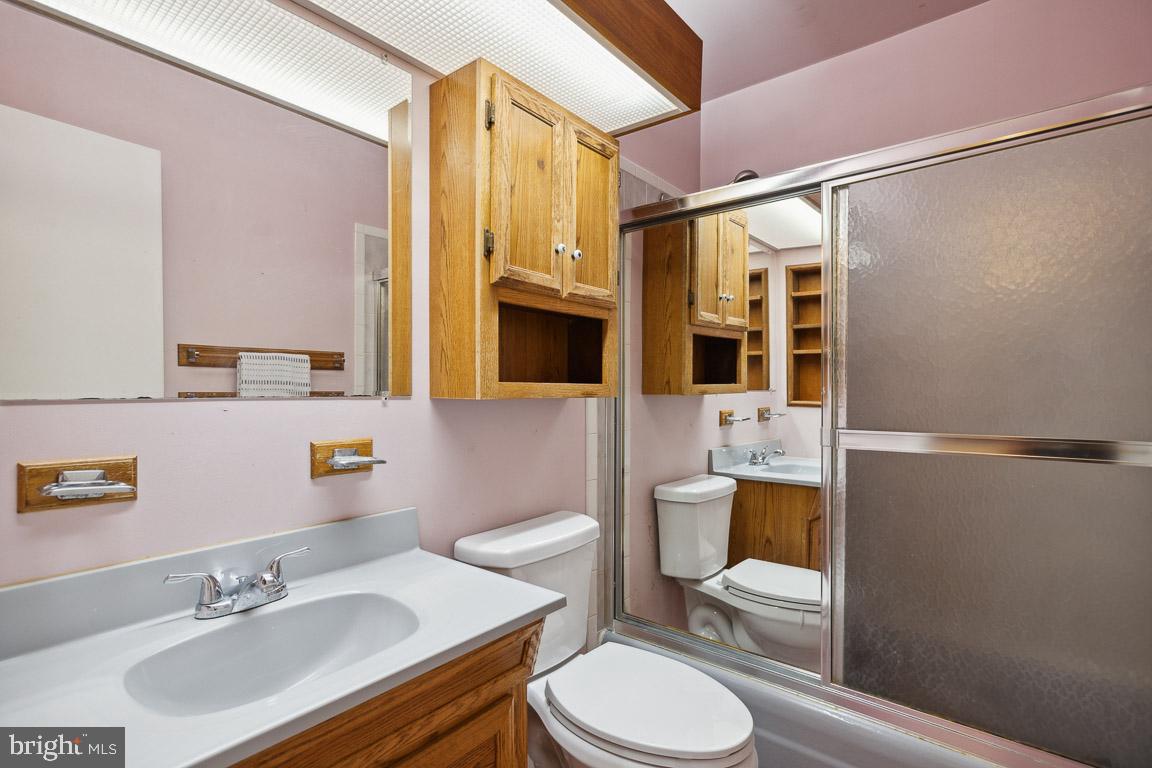 13639 Stepney Lane Chantilly, VA 20151 - Photo 19 of 33 Hall Full Bathroom