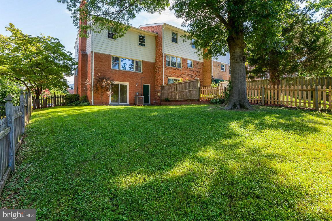 13639 Stepney Lane Chantilly, VA 20151 - Photo 23 of 33 Huge Rear Yard
