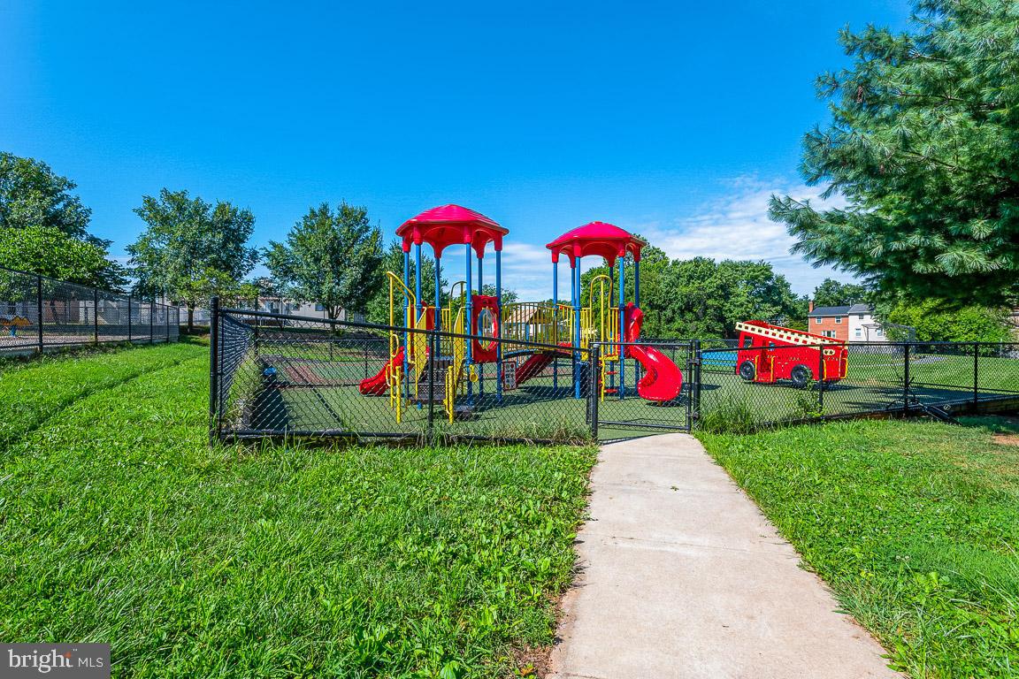 13639 Stepney Lane Chantilly, VA 20151 - Photo 28 of 33 1 of 2 Playgrounds Behind the Home