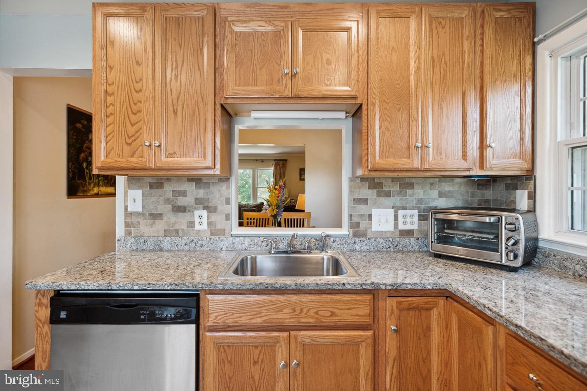 13639 Stepney Lane Chantilly, VA 20151 - Photo 3 of 33 Upgraded Cabinets