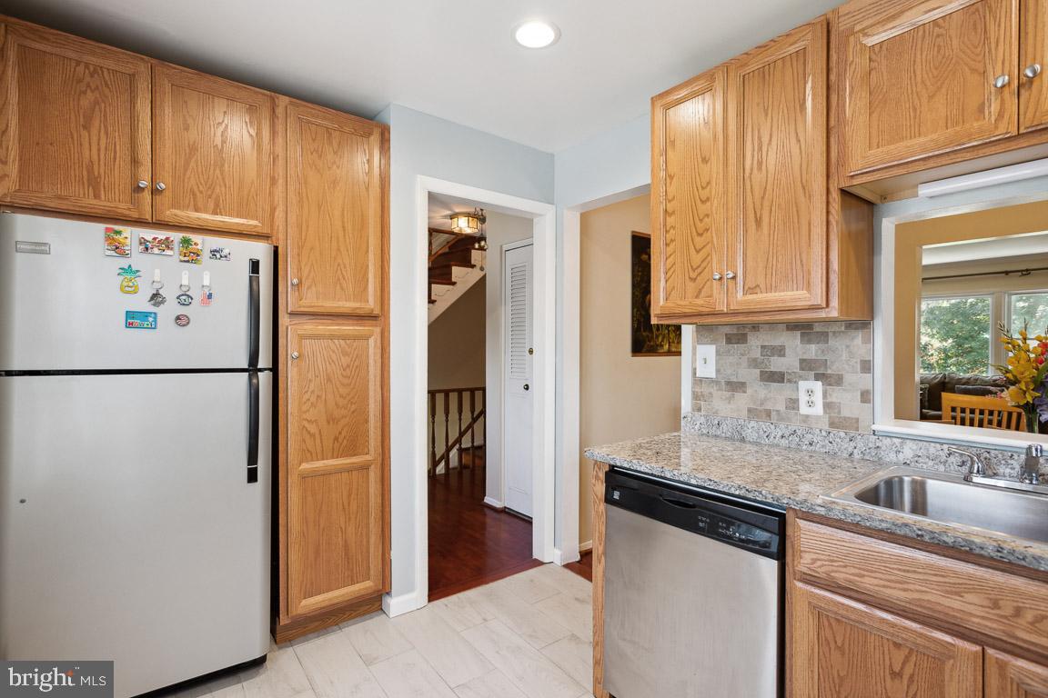 13639 Stepney Lane Chantilly, VA 20151 - Photo 4 of 33 Granite Counters & Stainless Steel Appliances