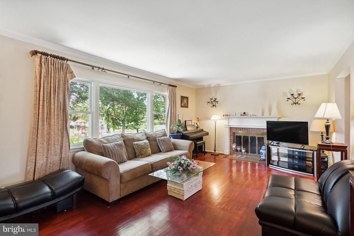 13639 Stepney Lane Chantilly, VA 20151 - Photo 7 of 33 Spacious Family Room