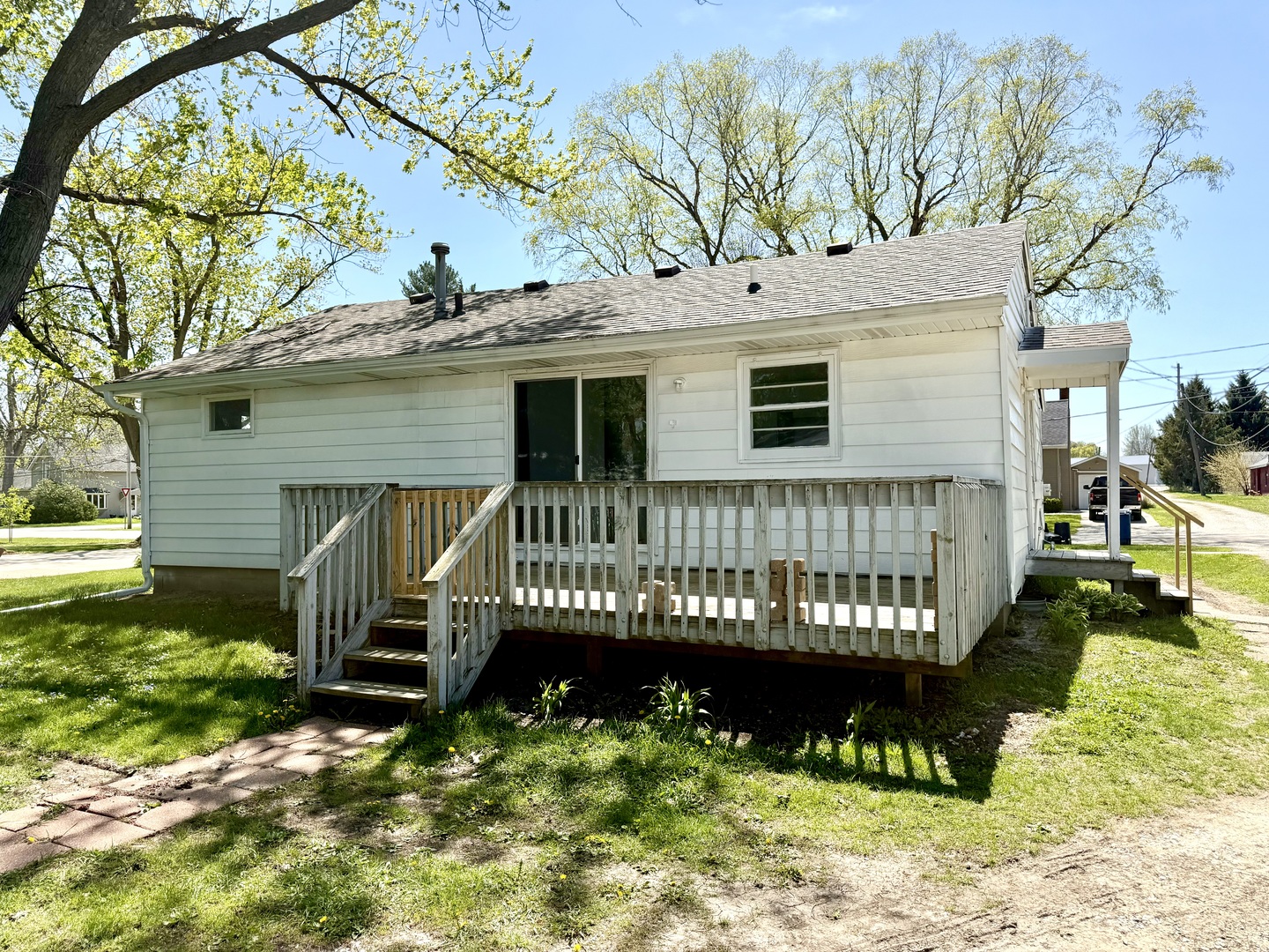 207 East Illinois Street Cambridge, IL 61238 - Photo 20 of 29 a view of a deck with a yard