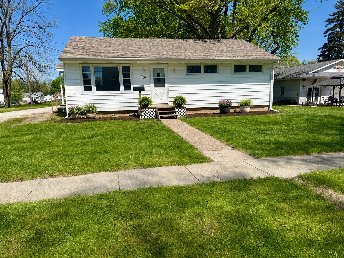 207 East Illinois Street Cambridge, IL 61238 - Photo 3 of 29 a front view of a house with a yard