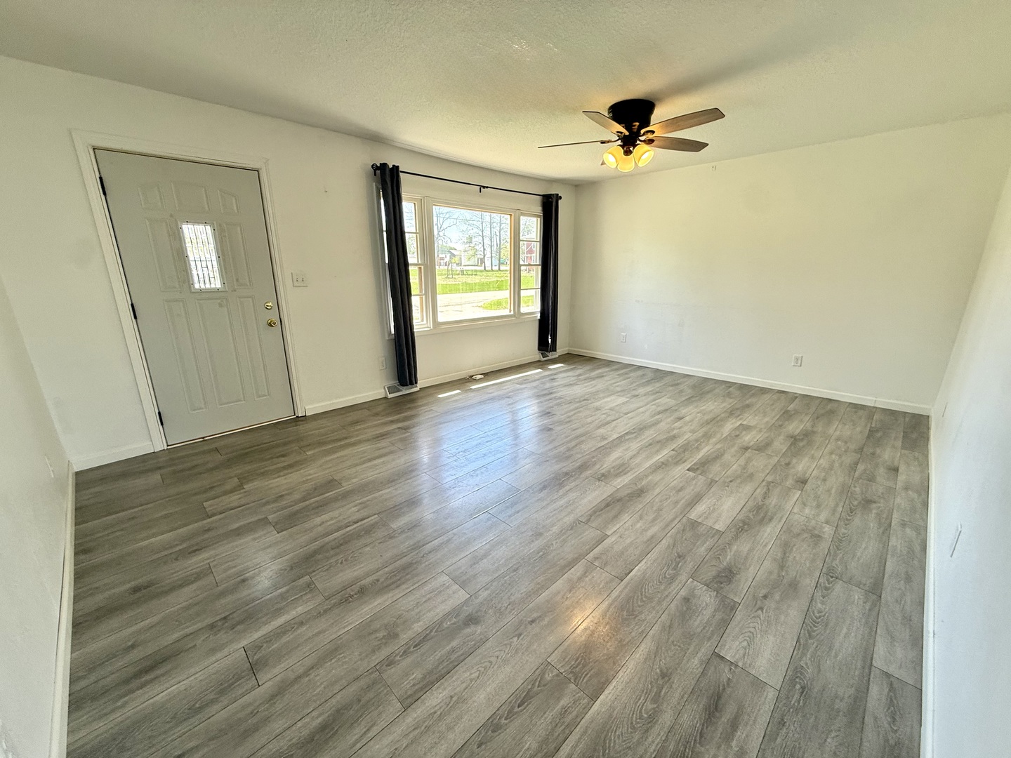 207 East Illinois Street Cambridge, IL 61238 - Photo 7 of 29 a view of an empty room with a window