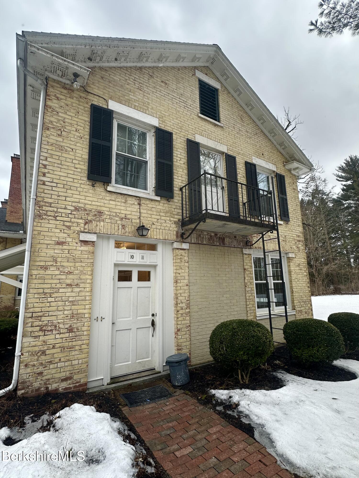57 Main Street, Unit 10 Stockbridge, MA 01262 - Photo 3 of 12 IMG_9008