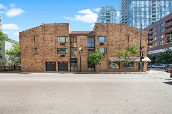 $3,195 | 163 West Division Street, Unit 208, Chicago, IL 60610
