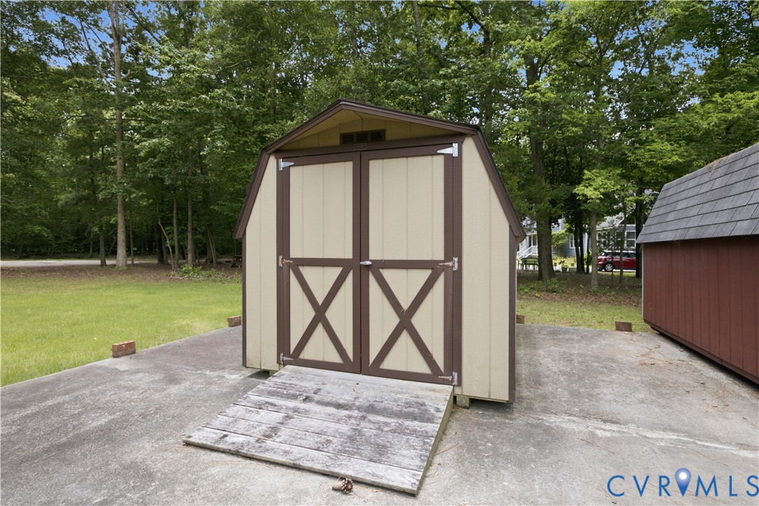 2500 Patricia Road Richmond, VA 23231 - Photo 26 of 34 Two-tone storage shed with gambrel roof, double en