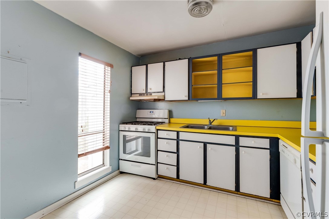 10292 Iron Mill Road North Chesterfield, VA 23235 - Photo 5 of 24 a kitchen with stainless steel appliances granite countertop a sink and a white cabinets