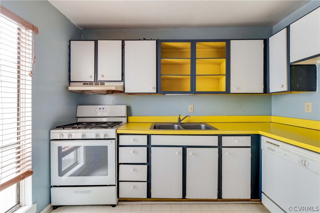 10292 Iron Mill Road North Chesterfield, VA 23235 - Photo 6 of 24 a kitchen with a stove a sink and a microwave