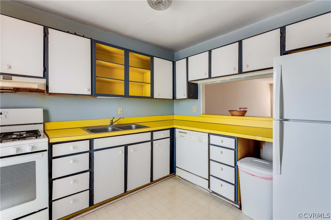 10292 Iron Mill Road North Chesterfield, VA 23235 - Photo 7 of 24 a view of a kitchen with a sink and a microwave