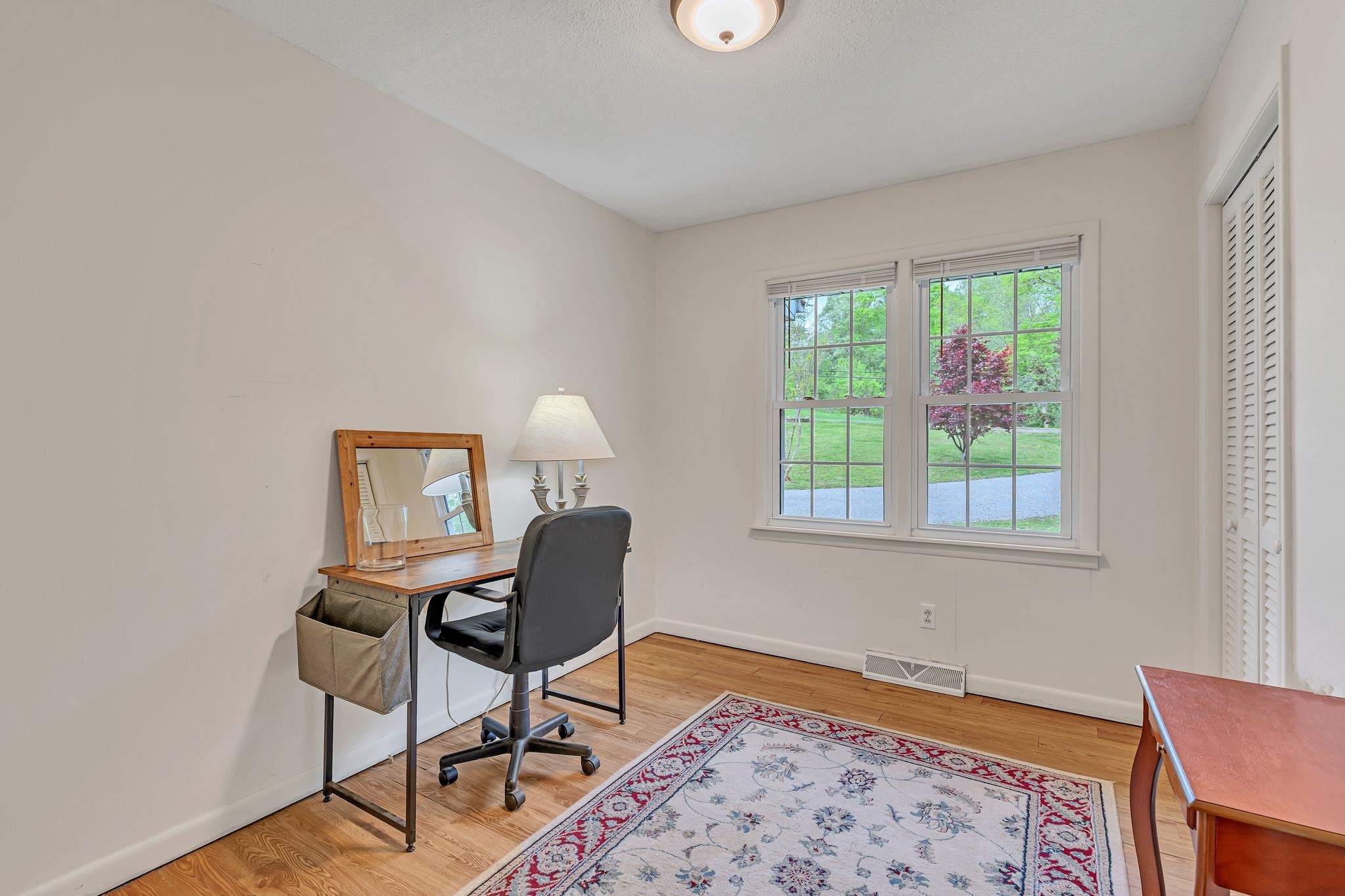 922 Hayes Road Lawrenceburg, TN 38464 - Photo 17 of 36 a workspace with furniture and a window