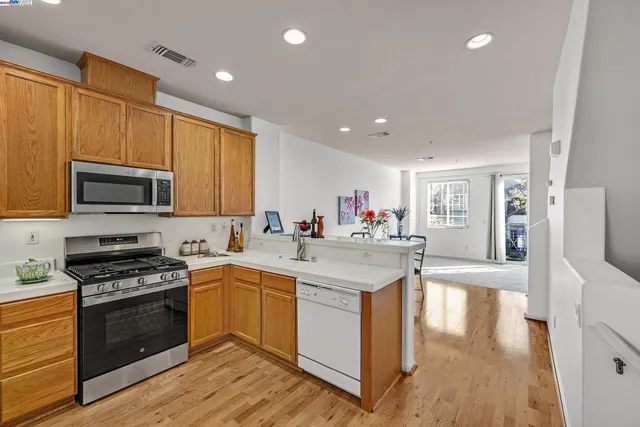 $649,000 | 710 City Walk Place, Unit 4, Hayward, CA 94541