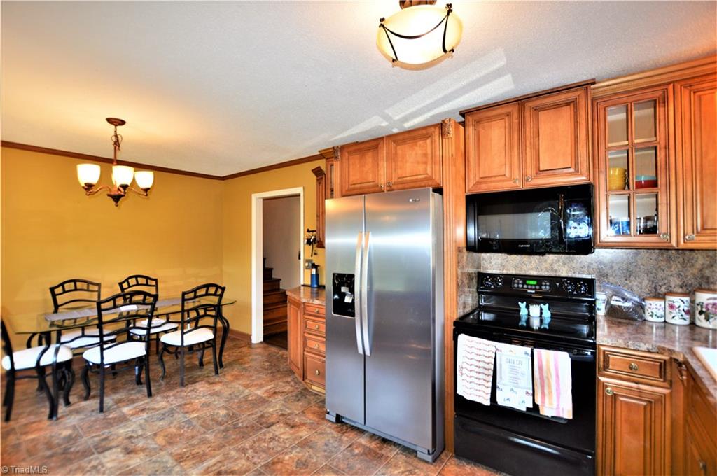 265 Pilotview Loop Madison, NC 27025 - Photo 6 of 30 Kitchen and dining area on main level