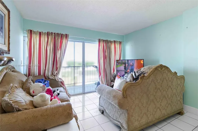 $280,000 | 8895 Fontainebleau Boulevard, Unit 504, Miami, FL 33172