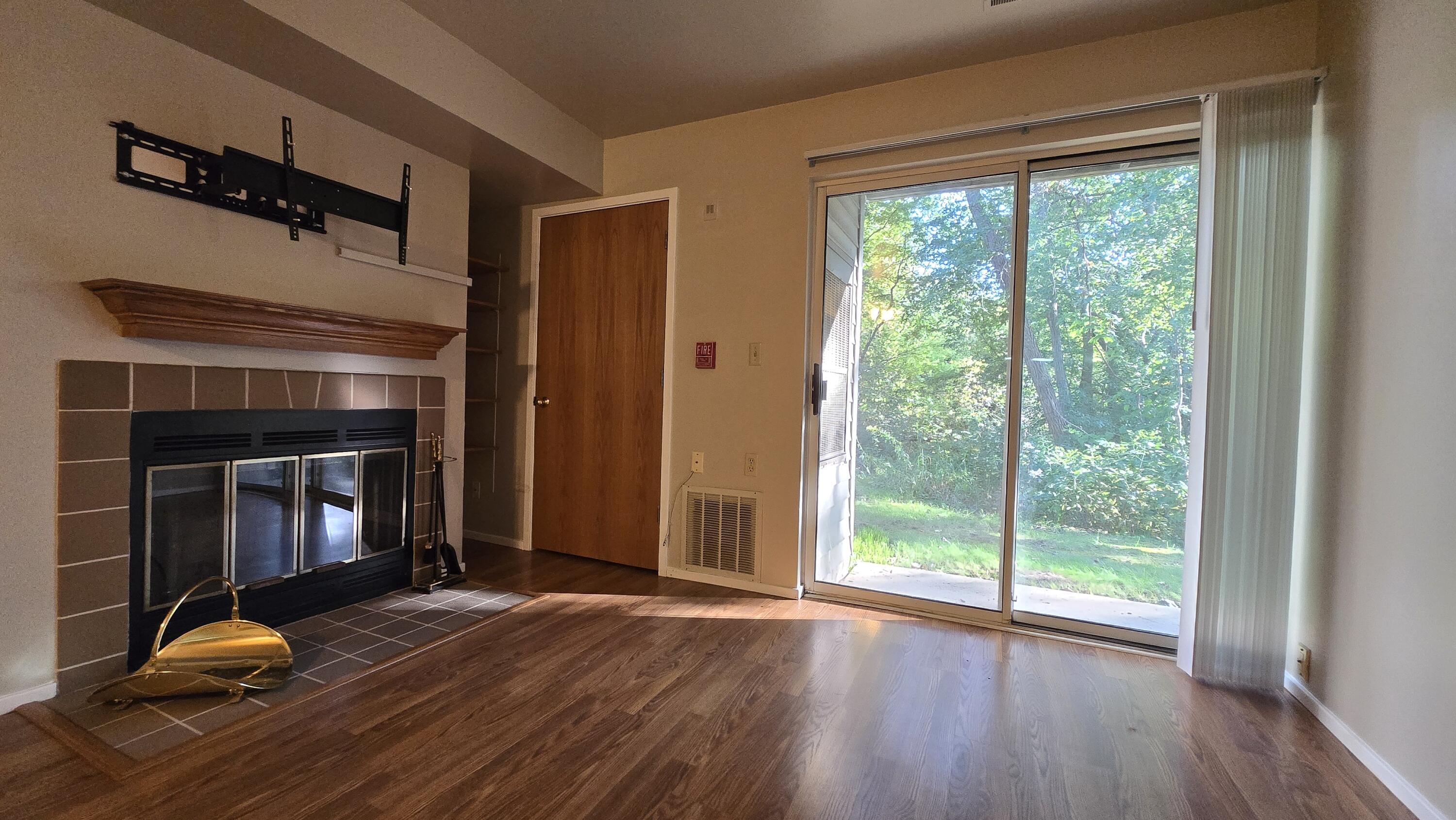 815 West Puetz Road Oak Creek, WI 53154 - Photo 5 of 23 LIVING ROOM
