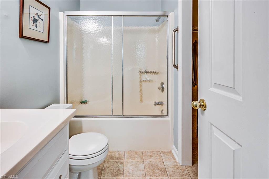 245 Hampton Road, Unit 4C Asheboro, NC 27203 - Photo 13 of 18 Owner's bathroom, tub & shower