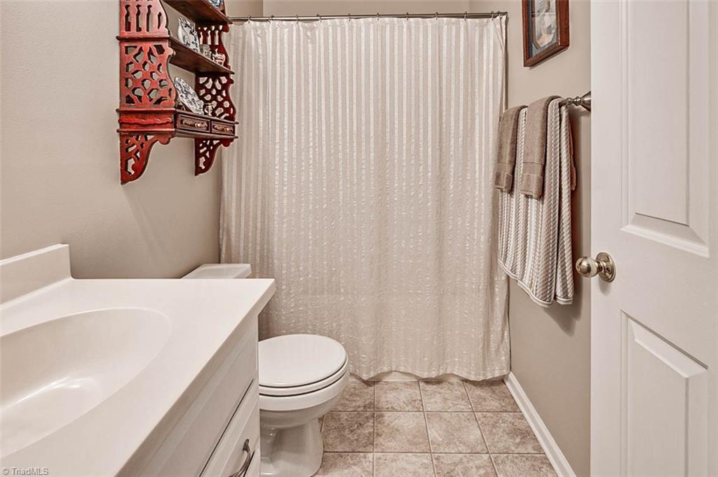 245 Hampton Road, Unit 4C Asheboro, NC 27203 - Photo 16 of 18 Hall bath, tub & shower