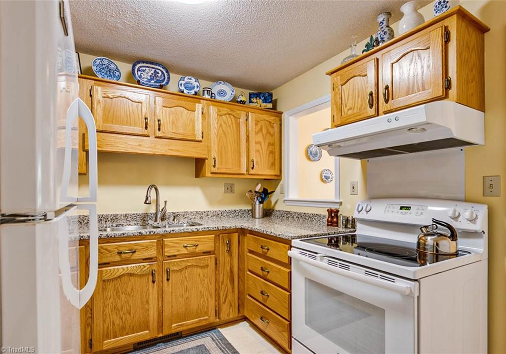 245 Hampton Road, Unit 4C Asheboro, NC 27203 - Photo 5 of 18 Kitchen, granite counters