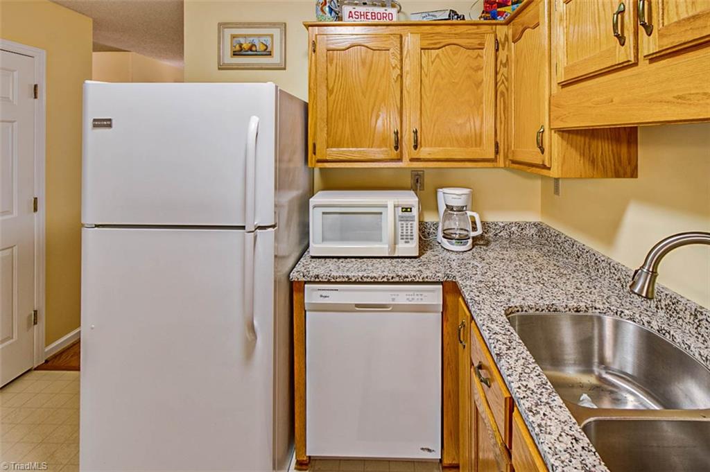 245 Hampton Road, Unit 4C Asheboro, NC 27203 - Photo 7 of 18 Kitchen, all appliances remain