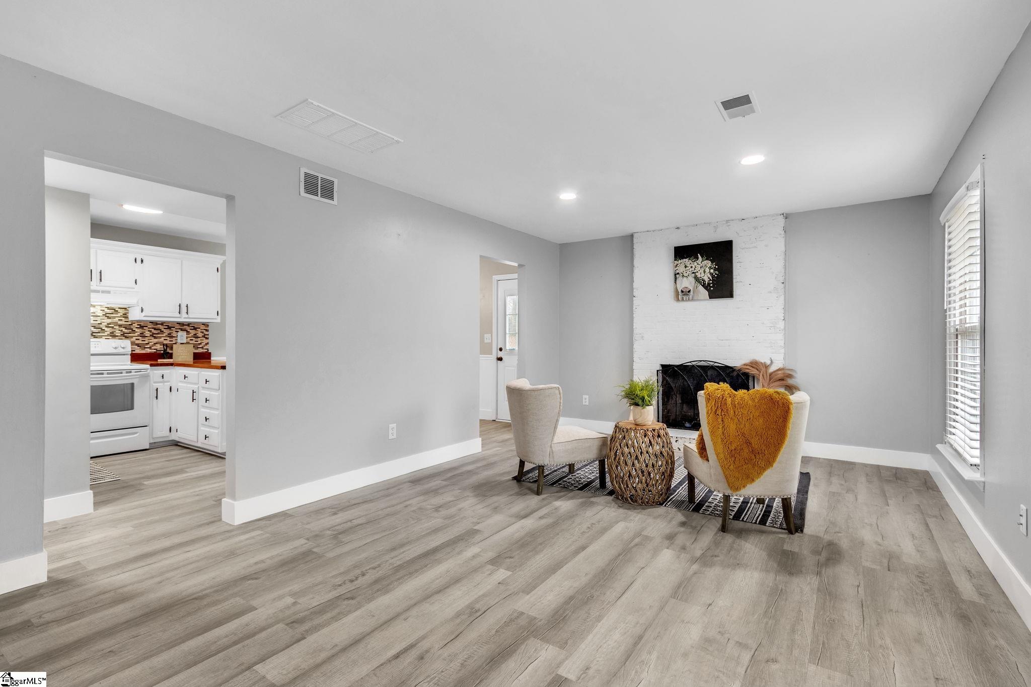 28 Clearfield Road Greenville, SC 29607 - Photo 4 of 31