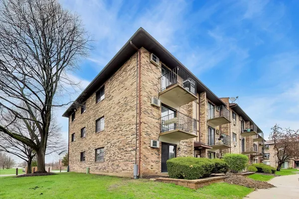 $160,000 | 324 Klein Creek Court, Unit A, Carol Stream, IL 60188