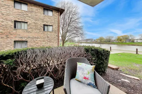 $160,000 | 324 Klein Creek Court, Unit A, Carol Stream, IL 60188