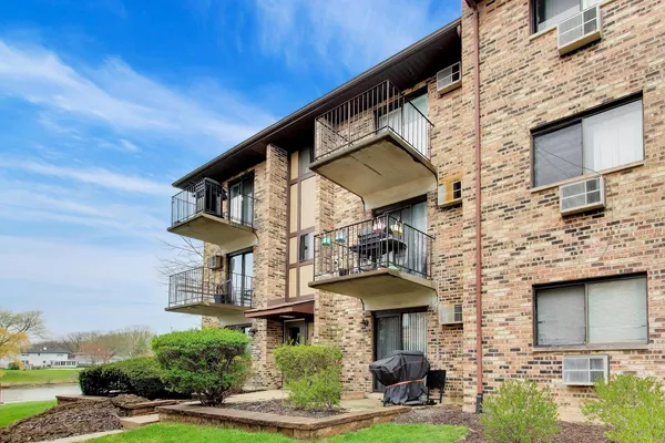 $160,000 | 324 Klein Creek Court, Unit A, Carol Stream, IL 60188