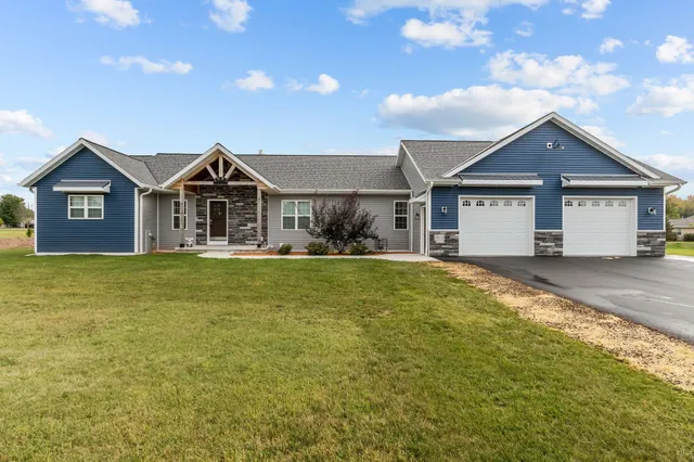 $674,900 | 3815 Stonewall Drive, De Pere, WI 54115