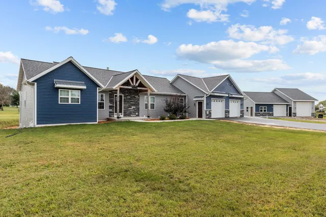 $674,900 | 3815 Stonewall Drive, De Pere, WI 54115
