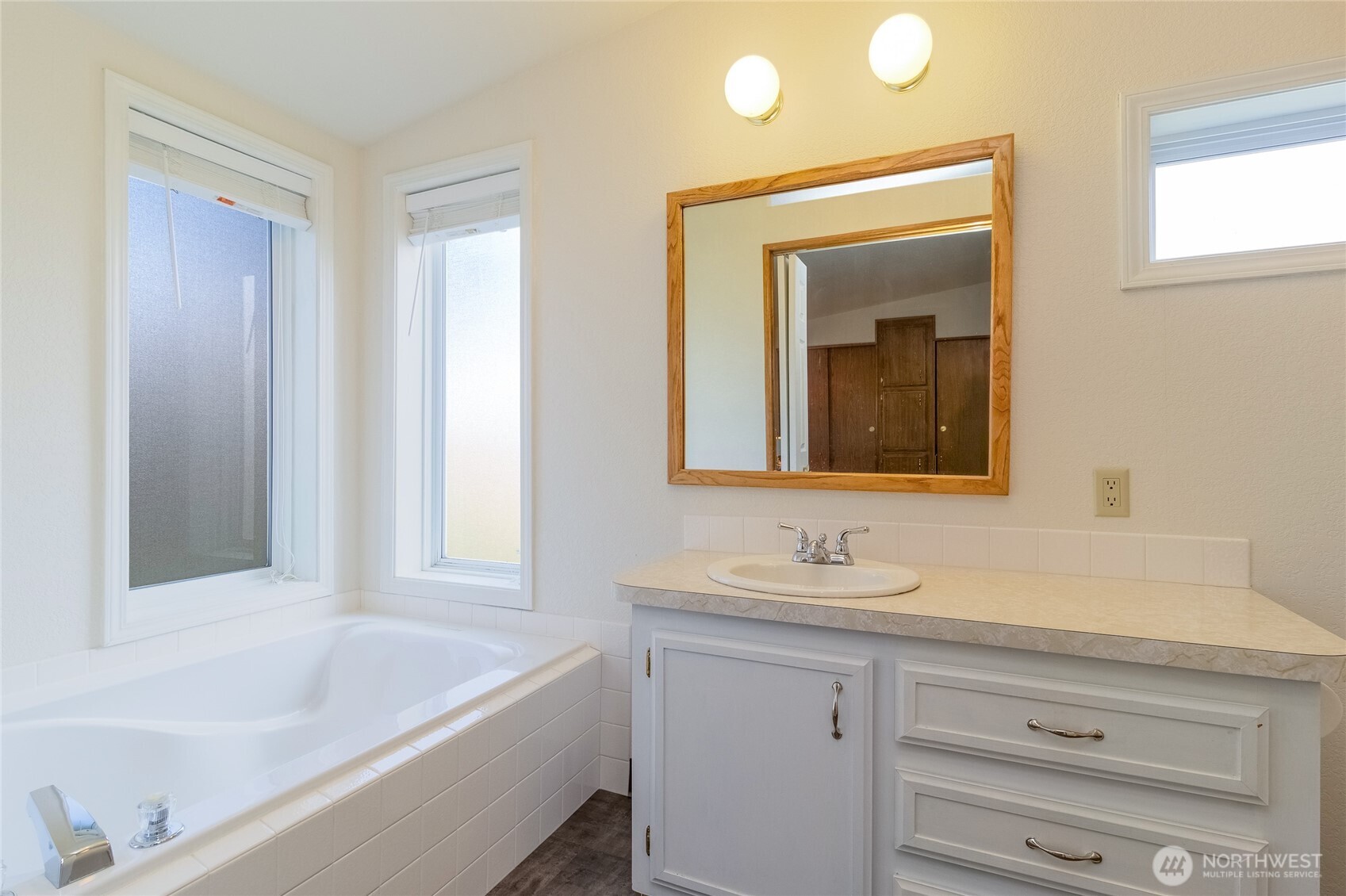 1312 Rancho Villa Walla Walla, WA 99362 - Photo 12 of 22 a bathroom with a bathtub sink and mirror