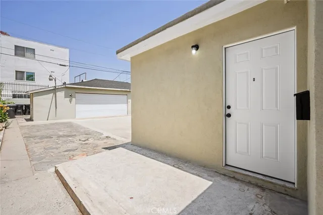 a view of a house with backyard
