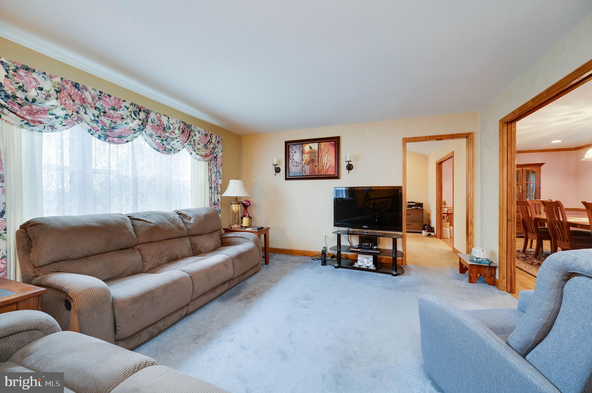 1109 Tuckerton Road Reading, PA 19605 - Photo 5 of 36 Living room