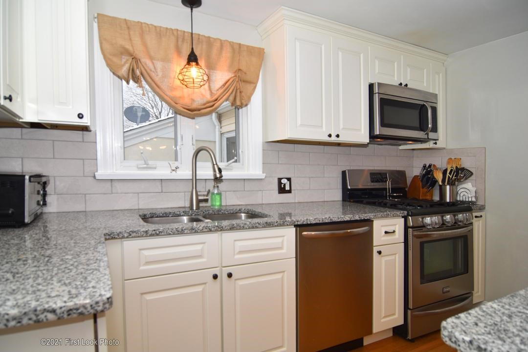 184 Harmony Court Warwick, RI 02889 - Photo 3 of 22