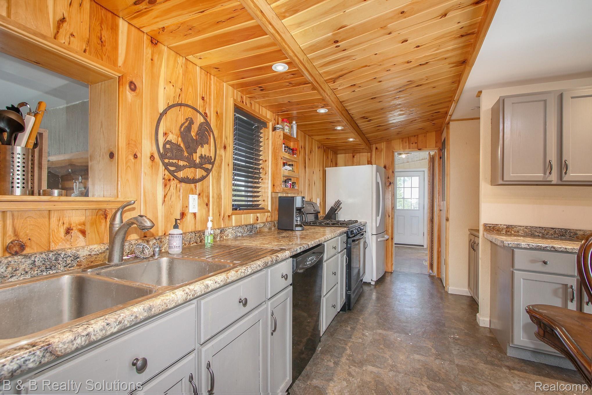4874 Jones Road North Branch, MI 48461 - Photo 14 of 26 14 Kitchen.jpg