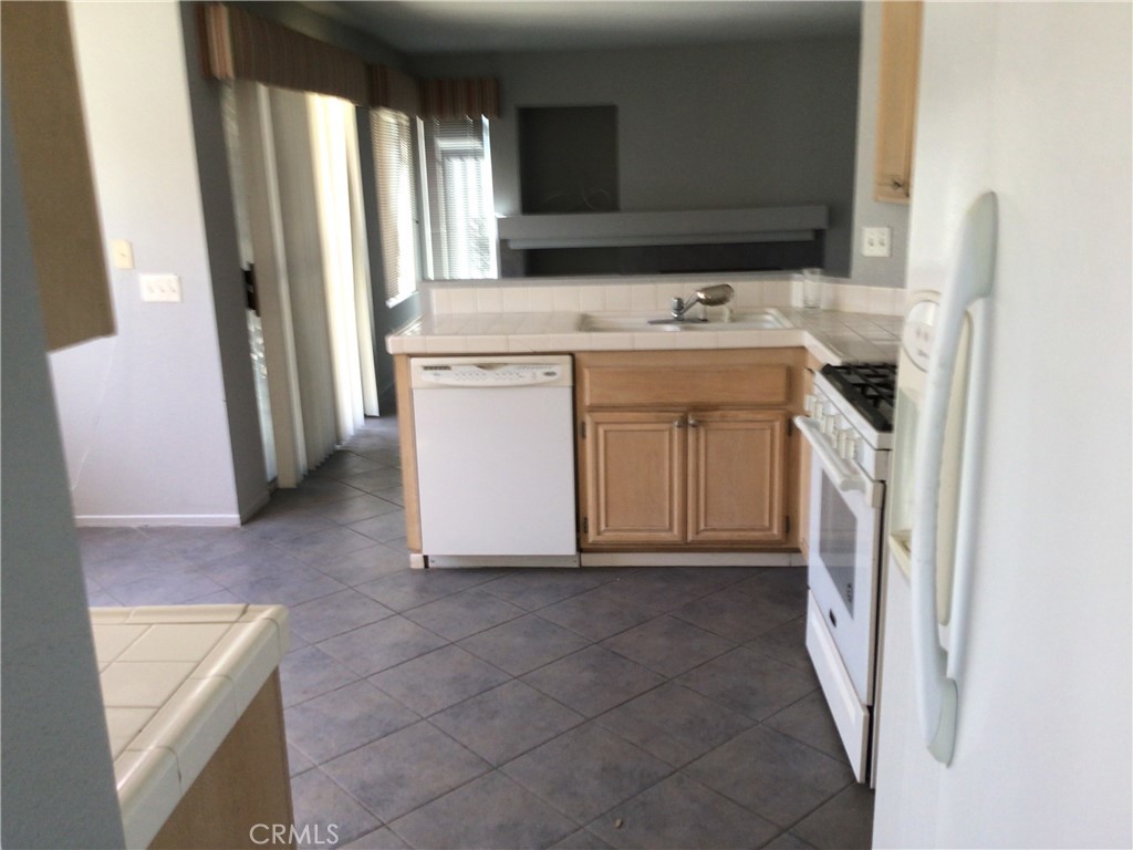 763 Anthirium Avenue Perris, CA 92571 - Photo 9 of 20 a utility room with dryer and washer