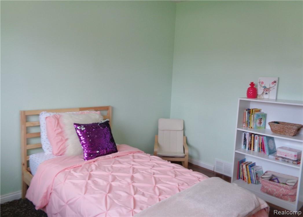 2270 Byron Road Howell, MI 48855 - Photo 23 of 36 Third bedroom