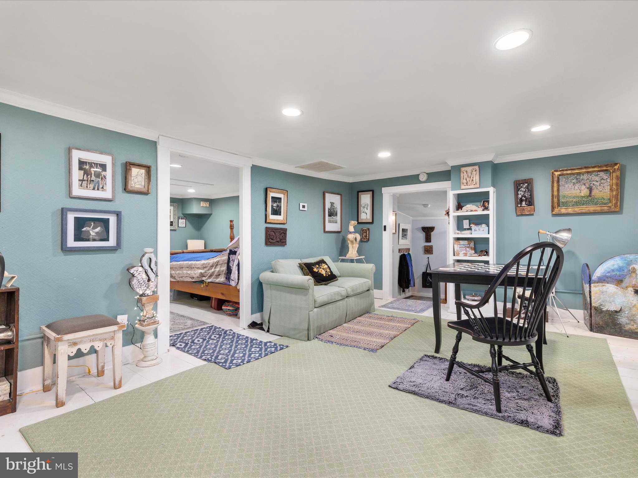 36610 Philomont Road Purcellville, VA 20132 - Photo 20 of 61 a living room with furniture and a table
