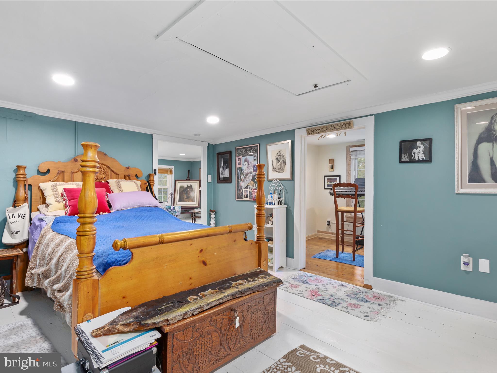 36610 Philomont Road Purcellville, VA 20132 - Photo 22 of 61 a room with furniture and air hockey table