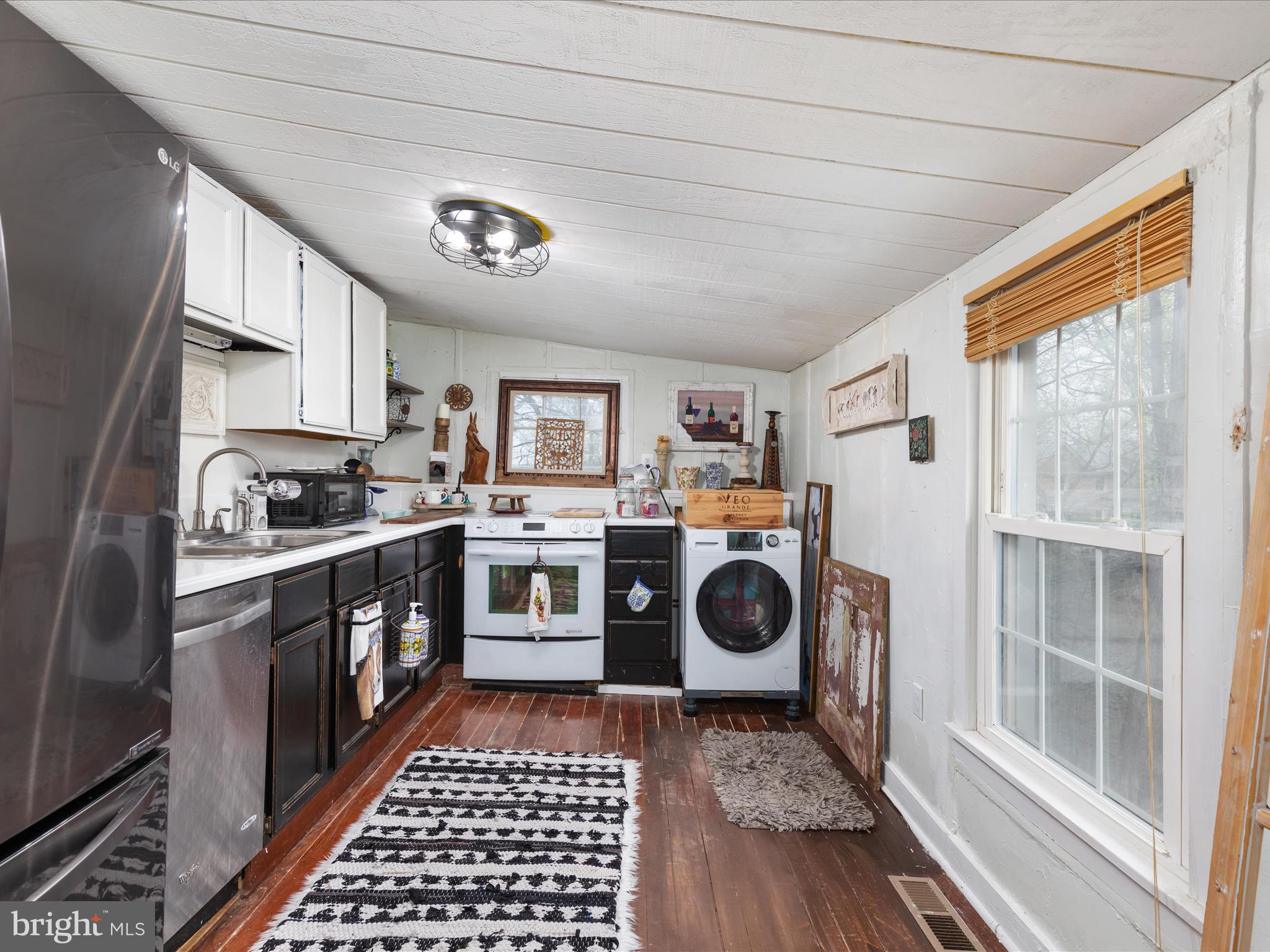 36610 Philomont Road Purcellville, VA 20132 - Photo 25 of 61 a kitchen with a stove a sink and a refrigerator