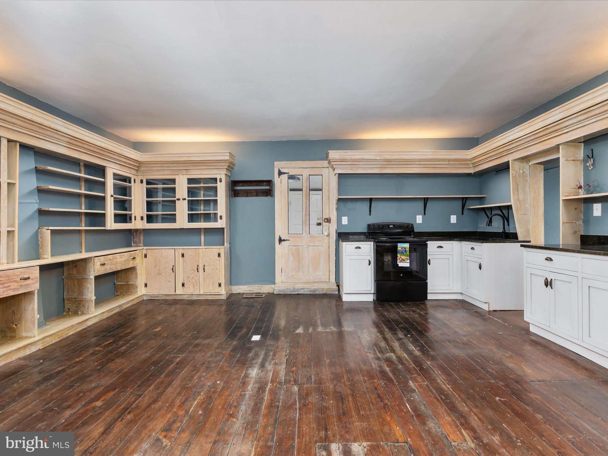 36610 Philomont Road Purcellville, VA 20132 - Photo 6 of 61 a view of kitchen with cabinets and wooden floor