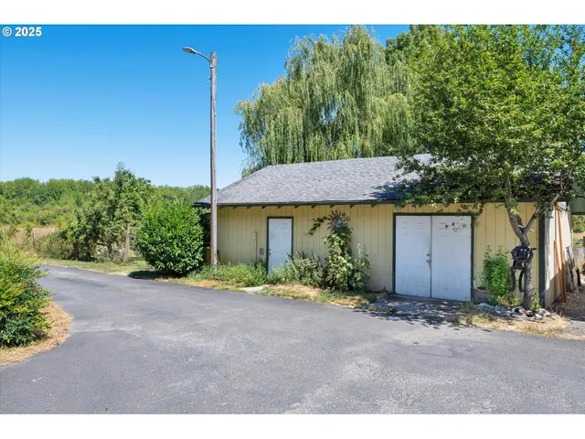 a view of a house with backyard and garden