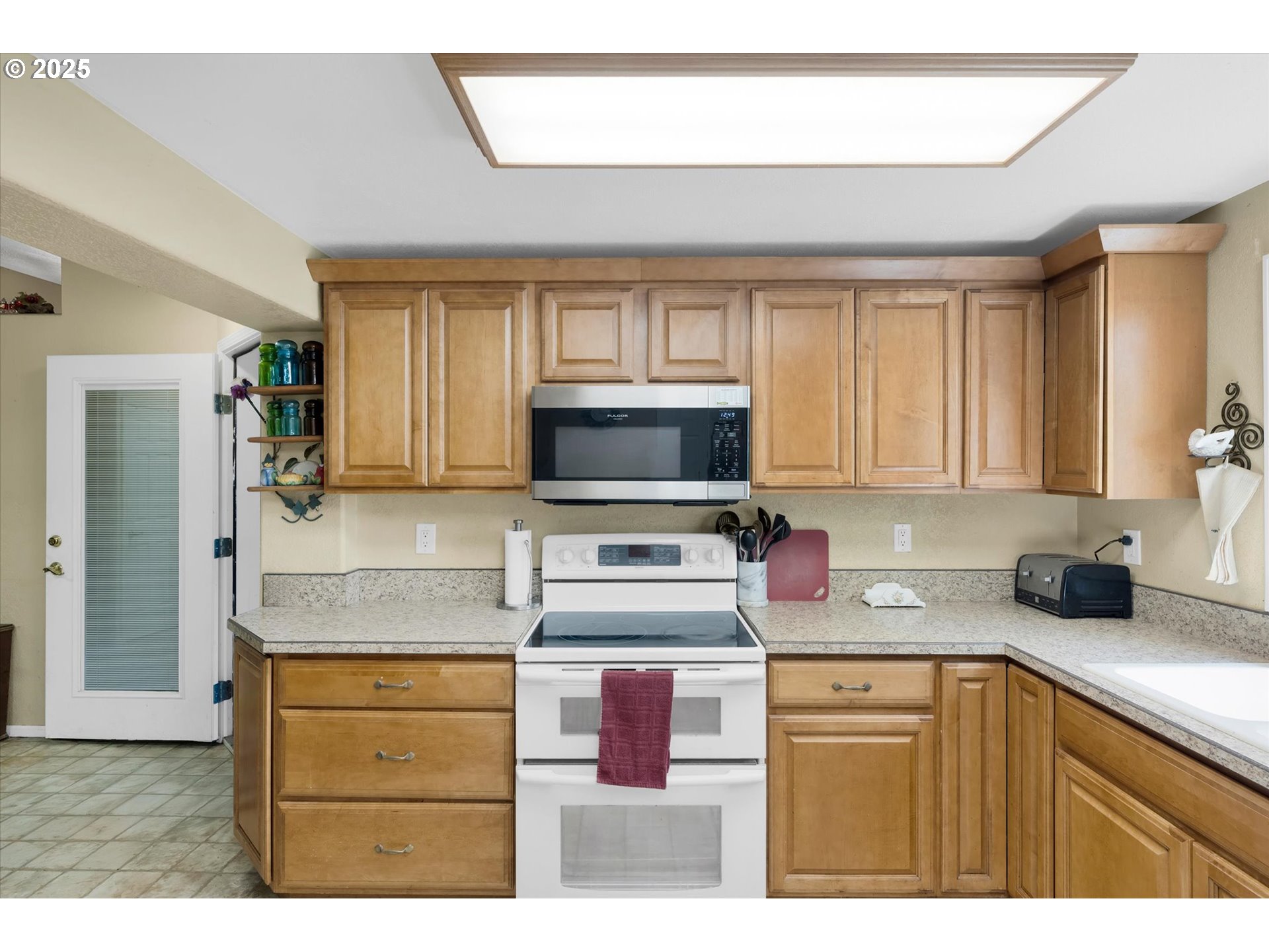 10025 Northeast Ward Road Brush Prairie, WA 98606 - Photo 10 of 33 a kitchen with kitchen island granite countertop a sink cabinets and stainless steel appliances