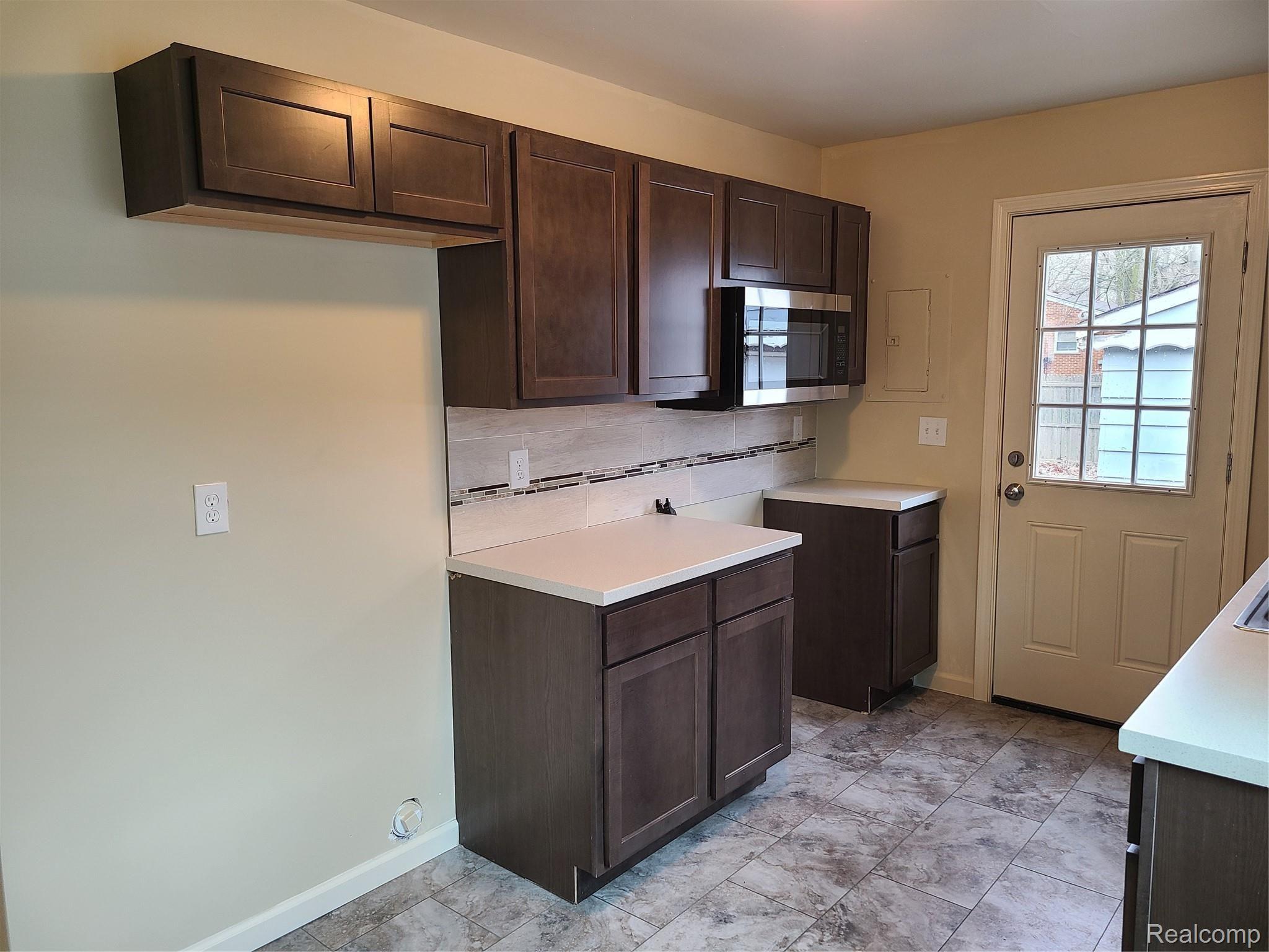 19457 Inkster Road Livonia, MI 48152 - Photo 4 of 16 20220415_144428.jpg