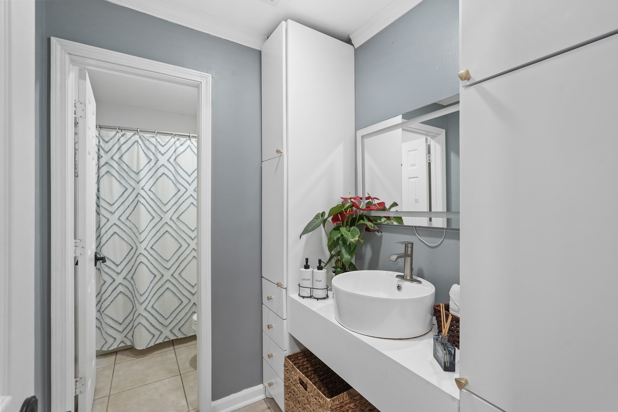 1441 Bingle Road Houston, TX 77055 - Photo 30 of 46 Secondary bath is totally updated with new cabinets and fresh paint