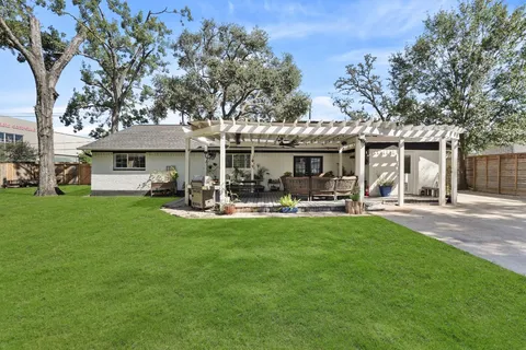 $975,000 | 1441 Bingle Road, Spring Valley Village, TX 77055