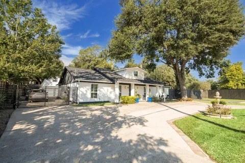 $975,000 | 1441 Bingle Road, Spring Valley Village, TX 77055