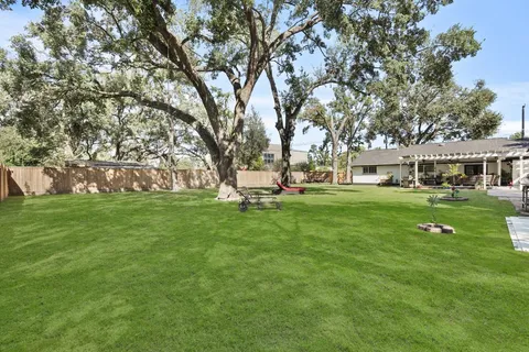 $975,000 | 1441 Bingle Road, Spring Valley Village, TX 77055