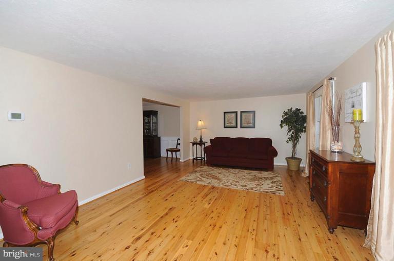 7660 Kindler Road Laurel, MD 20723 - Photo 2 of 21 Living Room